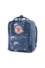Mochila Fjallraven Kanken Art Mini azul con estampado de zorros blancos. Fabricada en tejido G-1000 Eco S de poliéster reciclado y algodón orgánico.