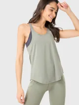 Musculosa deportiva de mujer, color verde, con cuello redondo y diseño sin mangas. Presenta un calce regular y tejido liviano y fresco, ideal para actividades físicas.