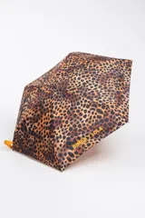Paraguas plegable de tamaño mini con funda de tejido técnico estampado animal print (leopardo/jaguar) en tonos marrón y negro. La base del estuche es de plástico amarillo y tiene una correa de mano amarilla.