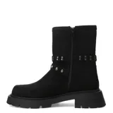 Botas de caña media color negro, confeccionadas en material sintético con acabado gamuzado. Presentan suela track con plataforma, cierre lateral y dos correas decorativas con hebillas metálicas y tachas plateadas en el tobillo.