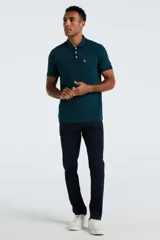 Chomba de piqué color verde petróleo, con cuello clásico, cierre frontal de tres botones y bolsillo frontal con logo bordado de la marca Original Penguin.