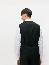 Chaleco formal de vestir negro, sastrero de diseño clásico con escote en V, cinco botones frontales y bolsillos laterales.