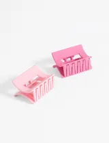 Set de dos pinzas para el cabello de diseño rectangular, con acabado mate en tonos rosados.