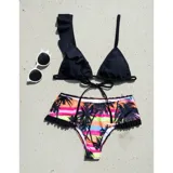 Conjunto de bikini compuesto por un corpiño triangular negro con detalle de volados en uno de los breteles y una bombacha de tiro medio con estampado de palmeras y franjas coloridas, con volados en los laterales.