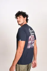Remera de cuello redondo y manga corta, color azul marino, con logo de la marca estampado en el pecho.