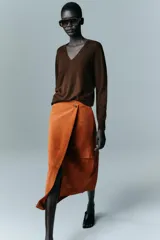 Jersey de manga larga confeccionado en hilatura de lana 100%, con escote en pico y acabado de punto fino.
