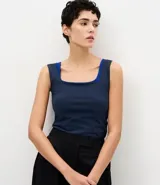 Blusa básica sin mangas marca Cortelle, confeccionada en poliamida, con escote cuadrado y tirantes medianos.