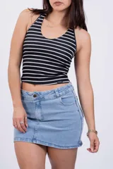 Top blanco con rayas horizontales color gris, de breteles finos que se atan al cuello y espalda descubierta.