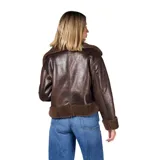 Campera tipo aviador de cuero sintético marrón con interior y detalles en corderito sintético al tono. Presenta cierre frontal, cuello solapa amplio y puños con borde de corderito.