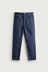 Pantalón relaxed fit azul marino confeccionado en tejido de algodón con estructura, de estilo clásico con cinco bolsillos y cierre frontal con cremallera y botón.