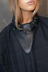 Campera puffer de diseño matelaseado en rombos, color beige. Presenta cuello alto, cierre frontal y solapa triangular decorativa con logo bordado. Posee mangas largas con puños elastizados y ruedo ajustado tipo bomber.