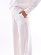 Pantalón negro de tiro alto, corte ancho y pierna recta, con cordón ajustable en la cintura.