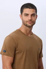 Remera lisa de manga corta y cuello redondo, color gris oscuro, de calce cómodo con pequeño logo bordado en el pecho.
