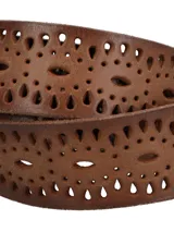 Cinturón de cuero 100% natural color marrón caramelo, con perforaciones en toda la superficie, hebilla metálica de estilo envejecido y detalles grabados de la marca RKF.
