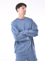 Buzo celeste de corte holgado y mangas largas.