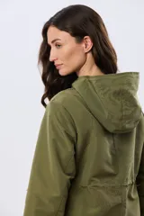 Campera liviana con capucha, de corte clásico, color beige, con bolsillos laterales con solapa y cierre frontal.