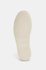 Zapatillas deportivas color crema con bordados florales. Cierre con cordones y punta redonda.