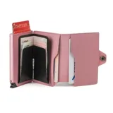 Billetera tipo tarjetero de cuero negro con caja de aluminio interna y sistema de deslizamiento para tarjetas. Cuenta con cierre mediante broche a presión.