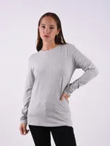 Remera manga larga gris claro, de corte recto y cuello redondo.
