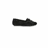 Mocasín de cuero gamuzado negro con flecos en la capellada, un delicado lazo frontal con herrajes metálicos dorados y suela flexible de goma.