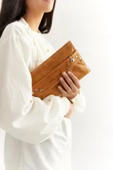 Sobre de cuero color marrón con cierre de solapa y tachas plateadas.