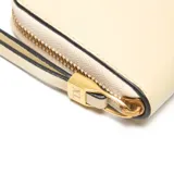 Fichero color beige con cierre perimetral metálico, múltiples divisiones internas y bolsillo interno con cierre. Presenta el logo XL aplicado en metal en la parte frontal.