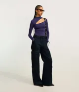 Pantalón wide leg de jean azul oscuro con bolsillos carpintero y cargo.