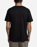 Remera negra de manga corta con estampado frontal de un televisor antiguo que muestra una escena de playa y la palabra 'Lost'.