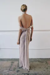 Vestido largo de viscosa con estampado de rayas diagonales florales, cuello halter ajustable con botones y escote en V. Cuenta con tirantes dobles, forro interior y cierre trasero con cremallera oculta.