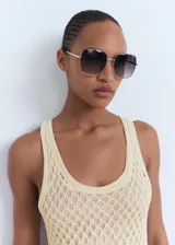 Vestido midi de crochet color beige, sin mangas, con tirantes anchos y cuello escotado. Diseño recto con forro interior.