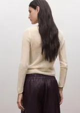 Jersey de alpaca y poliamida color beige, de diseño corto, cuello bote y manga larga.