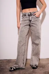 Pantalón de jean gris con efecto lavado, corte wide leg y tiro medio.