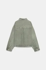 Cazadora de mezclilla color verde militar con cuello de solapa, manga larga, bolsillos delanteros de parche y cierre frontal con botones metálicos.