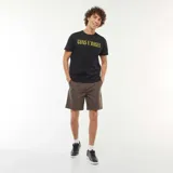 Pantalón largo color caqui, transformable en short mediante cierre.