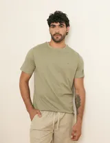Remera básica de algodón color beige, de manga corta, con cuello redondo y un pequeño detalle bordado en el pecho.