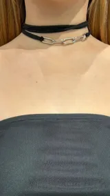 Gargantilla choker de doble tira de gamuza negra con cadena de eslabones plateados.