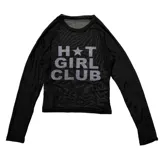 Remera crop de manga larga confeccionada en tejido de red semitransparente color negro. Presenta un estampado frontal con el texto 'HOT GIRL CLUB' y un diseño ajustado al cuerpo.