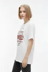 Remera bordó de manga corta y cuello redondo, con diseño holgado y estampado frontal de águila con la inscripción 'Wild West'.