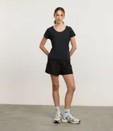 Short deportivo Get Over de corte runner, confeccionado en tejido de poliéster con microperforaciones para mayor ventilación. Presenta cintura elástica, ruedo redondeado y recortes laterales.