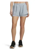 Shorts deportivos Under Armour Fly By 2 in 1 de color gris, con diseño de doble capa que incluye shorts exteriores ligeros y shorts de compresión integrados. Presentan cintura elástica fruncida y paneles de malla transpirable.