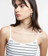 Blusa cropped de tirantes finos con rayas horizontales blancas y negras.