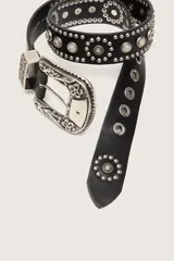 Cinturón de cuero vacuno negro con hebilla y pasador metálicos de estilo western, con grabados florales envejecidos y detalles de tachas metálicas.