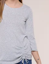 Remera gris melange de manga 3/4 con estampado de rayas finas, escote redondo y detalle de frunce lateral regulable con cordón ajustable.