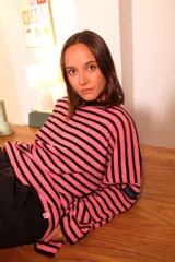 Sweater oversize de punto con diseño a rayas horizontales en color rosa y negro, de silueta amplia y manga larga.