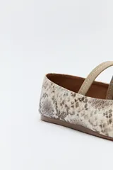 Balerina negra de cuero sintético con punta redondeada, escote en V y tira elástica sobre el empeine.