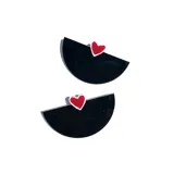 Par de aros colgantes con forma geométrica de medio círculo negro y corazón rojo.