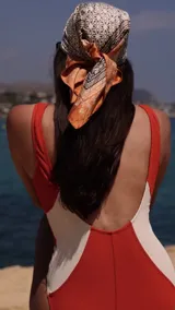 Malla enteriza con diseño de bloques de color en tonos terracota y beige, confeccionada en tejido texturizado con escote redondo.