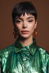 Aros colgantes con forma de flor color naranja y centro marrón.