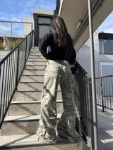 Pantalón cargo de mujer con estampa camuflada digital, de tiro alto y corte recto, con bolsillos traseros y parche de la marca en la pretina.