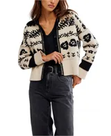 Cárdigan de punto grueso, color beige claro, con cuello tipo camisa y botones frontales. Presenta un estampado jacquard en negro con motivos florales y geométricos.